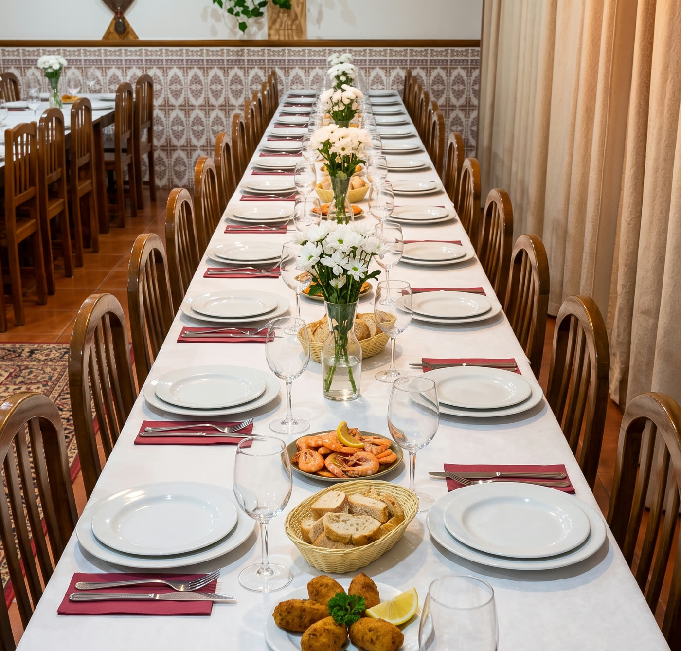 Mesa preparada para banquete no Solar d' Boa Nova